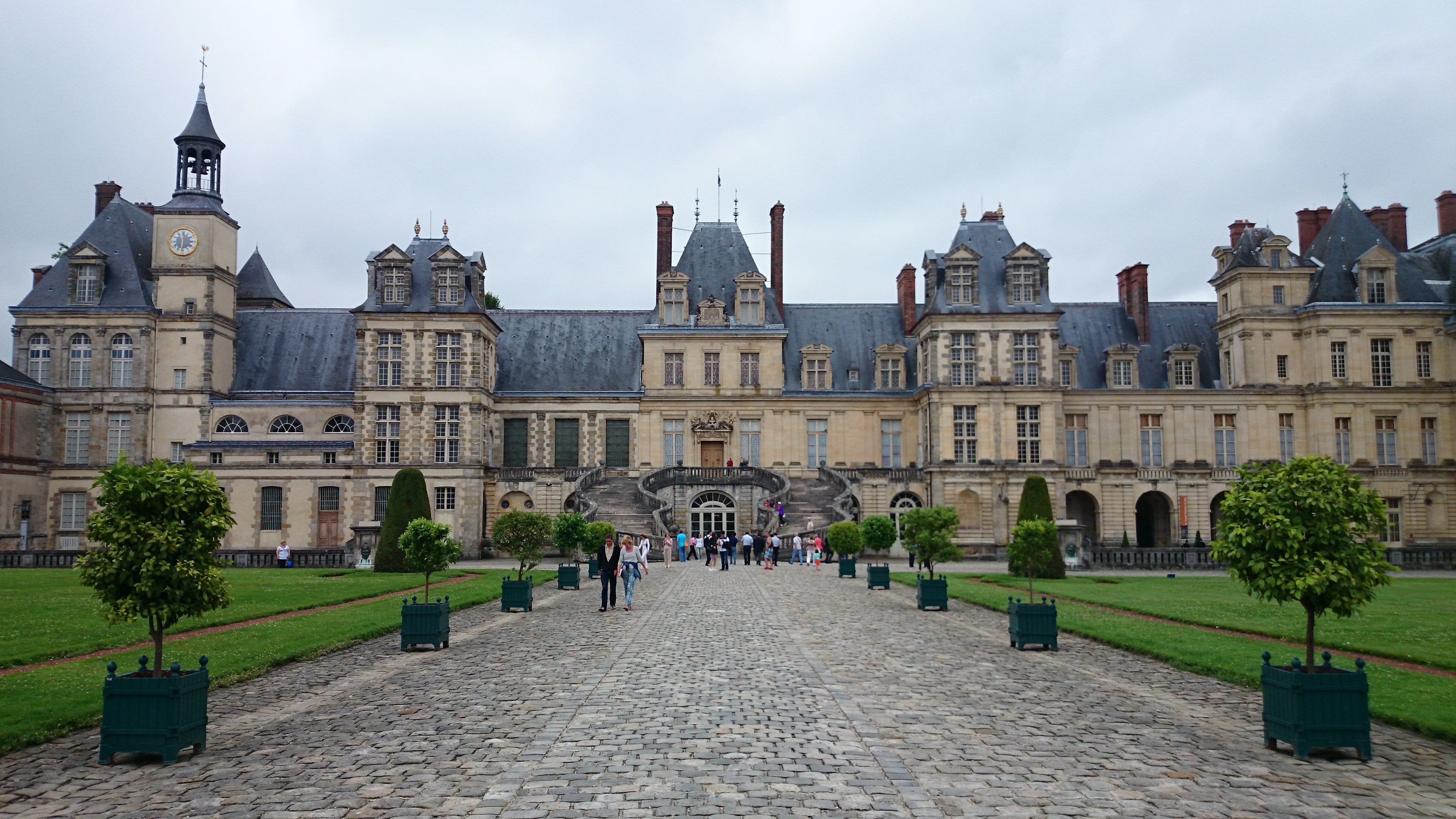 CHÂTEAU DE FONTAINEBLEAU - French Castle Inhabited by French