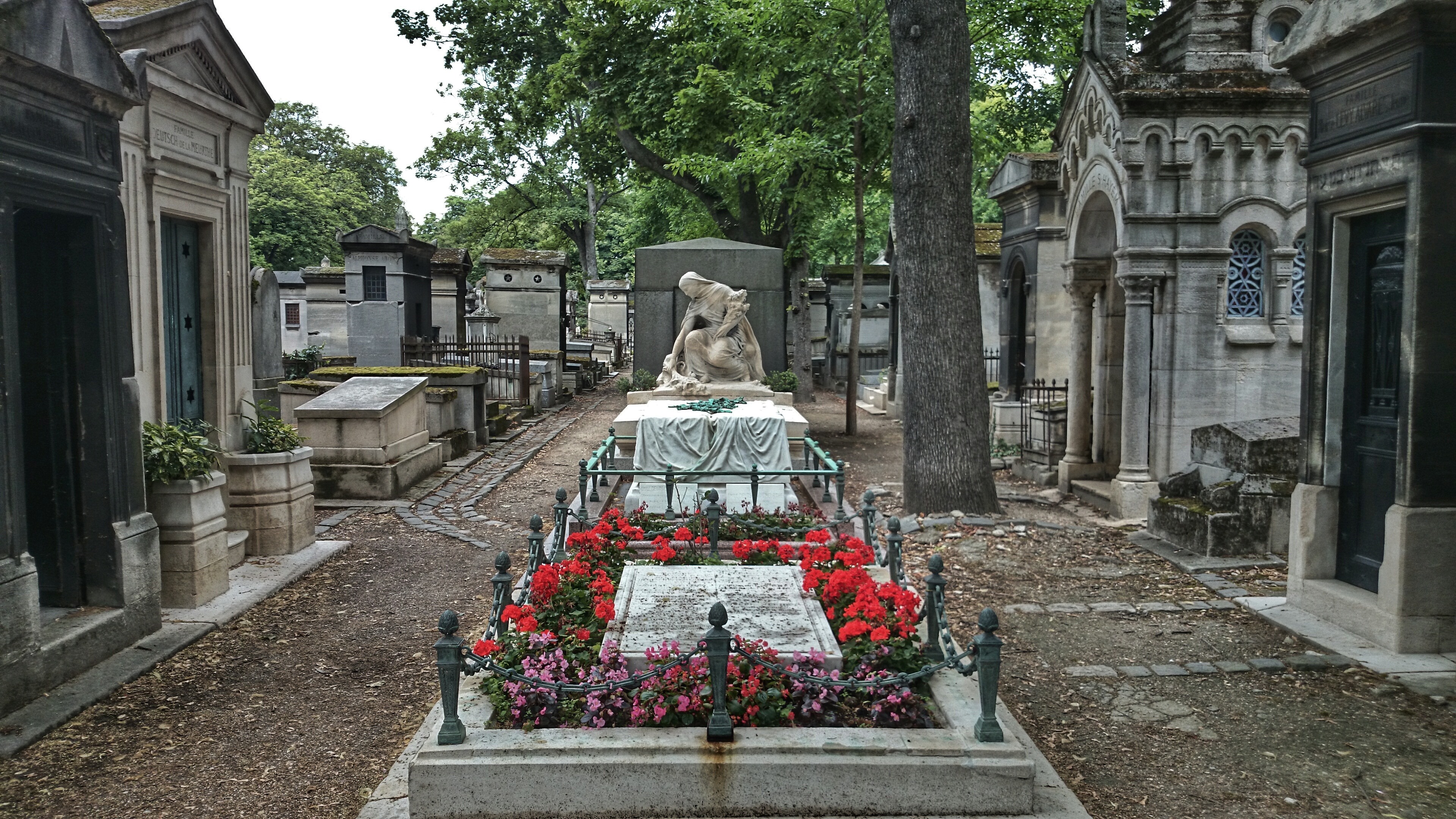 могила бальмонта в париже